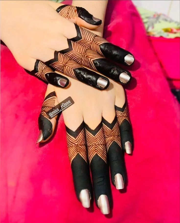 Minimal Finger Focus Mehendi